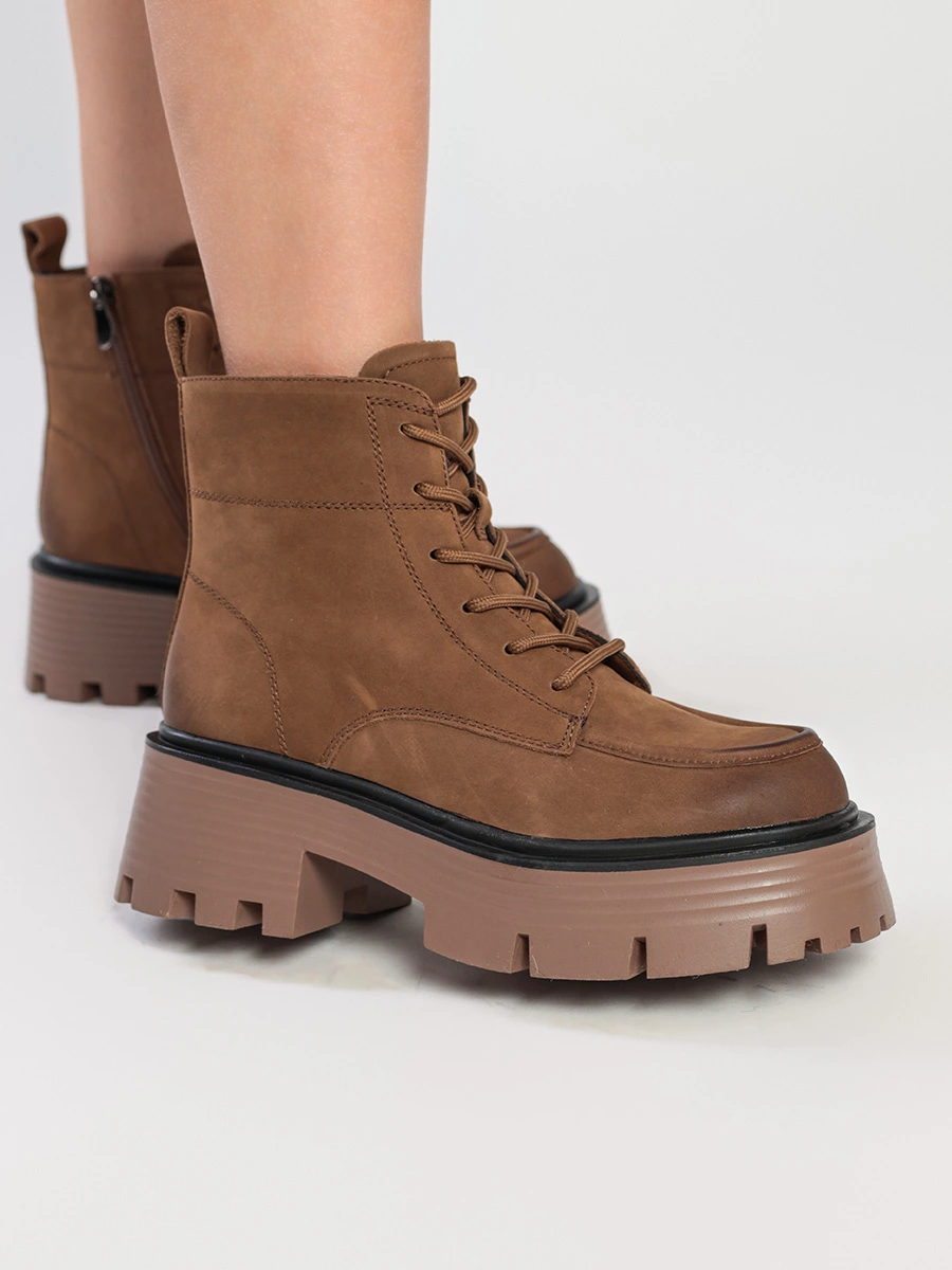 Ботинки-дерби коричневого цвета с рельефным протектором